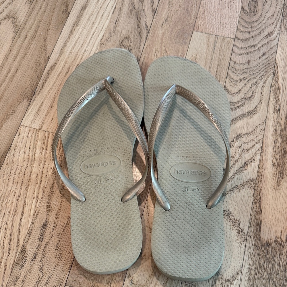 Havaianas Flip Flops with Metallic Gold Straps Womens 41-42